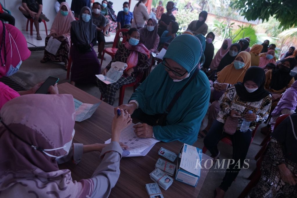 Petugas Kantor Pos Kendari mendata warga penerima BLT minyak goreng di Kendari, Sulawesi Tenggara, Rabu (13/4/2022).