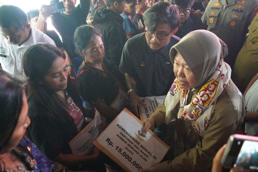 Menteri Sosial Tri Rismaharini memberikan santunan kepada ahli waris korban meninggal dan korban luka akibat tanah longsor di Kabupaten Tana Toraja, Sulawesi Selatan, pada Sabtu (13/4/2024).