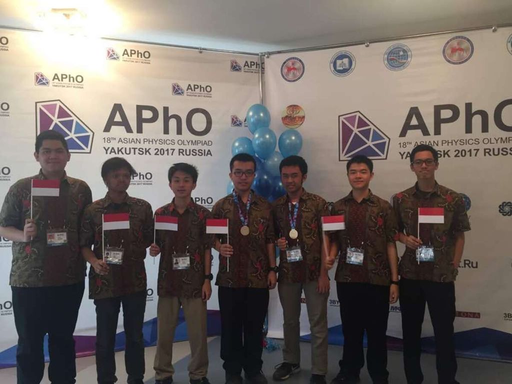 Para pemenang Olimpiade Fisika Asia dari Indonesia berfoto bersama usai menerima medali. Olimpiade ini diselenggarakan di  Yakutsk, Rusia, awal Mei 2017.