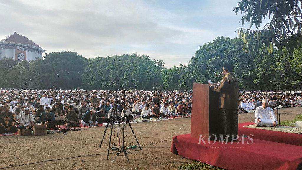 Prof Mahfud MD menjadi khatib dalam shalat Idul Fitri di Lapangan Grha Sabha Pramana UGM, Yogyakarta, Rabu (10/4/2024).