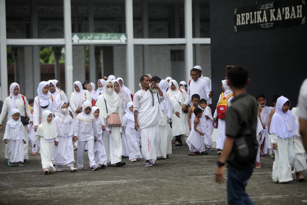 Siswa Kelompok Bermain Aisyiyah 16 dan Taman Kanak-kanak Aisyiyah Bustanul Athfal (ABA) 16 Kota Semarang melakukan tawaf atau mengelilingi kabah dalam rangkian manasik haji di Firdaus Fatimah Zahra, Semarang, Jawa Tengah, Senin (7/11/2022). 