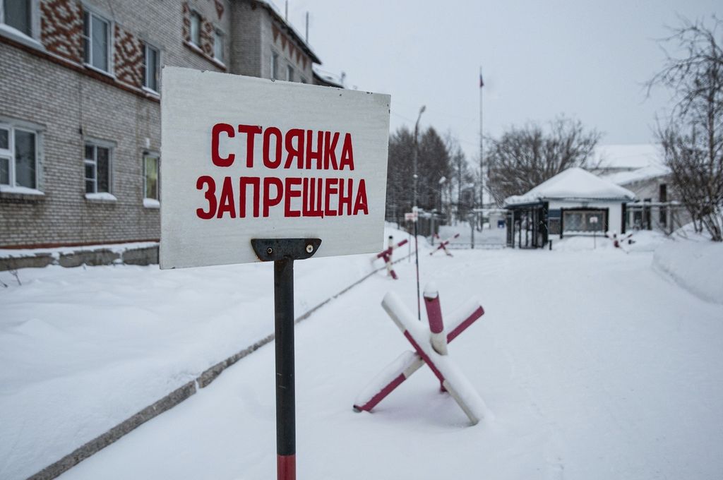 Suasana pintu masuk koloni penjara dengan tanda Parkir tidak diperbolehkan di Kota Kharp, Yamalo-Nenetsk, sekitar 1.900 kilometer timur laut Moskwa, Rusia, pada 23 Januari 2024. 