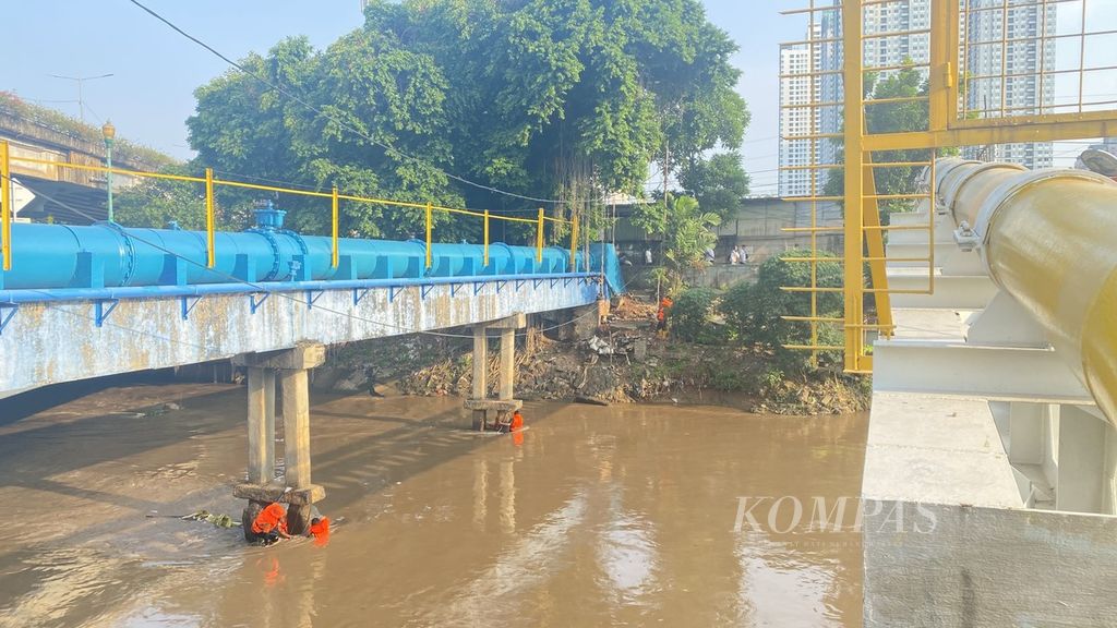 Pembersihan Kanal Banjir Barat di kawasan Dukuh Atas, Jakarta Pusat, Minggu (19/11/2023).