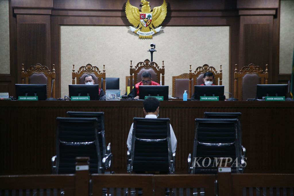 Bekas Wakil Ketua DPR Azis Syamsuddin mengikuti sidang putusan di Pengadilan Tindak Pidana Korupsi Jakarta, Kamis (17/2/2022). 
