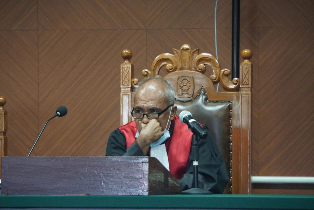 Hakim ketua Djamaluddin Ismail memimpin sidang putusan bekas Bupati Kepulauan Talaud Sri Wahyumi Manalip, Selasa (25/1/2022), di Pengadilan Negeri Manado, Sulawesi Utara.