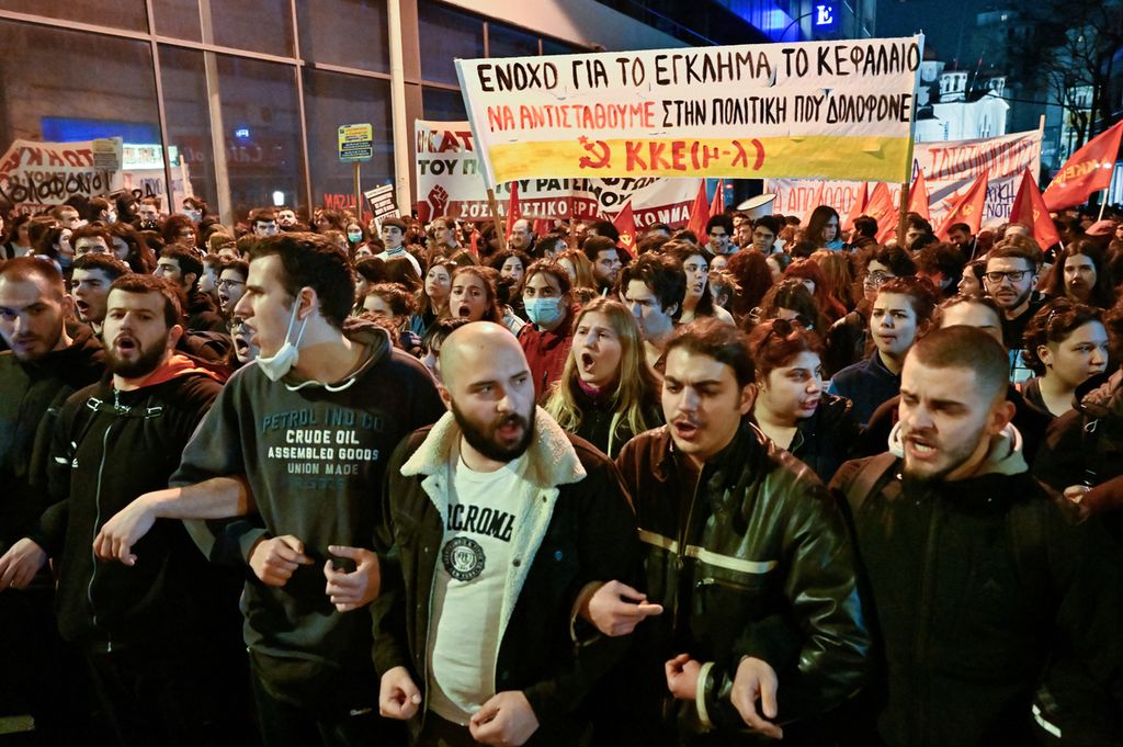 Menyusul tabrakan maut yang melibatkan dua rangkaian kereta, warga berunjuk rasa di depan Kantor Hellenic Train di Athena Yunani, 1 Maret 2023. 