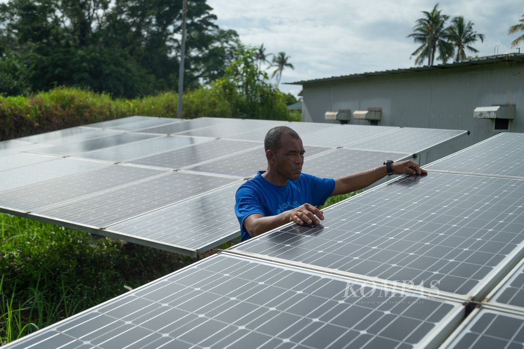 Karim menunjukkan panel surya yang dipasang di Pulau Mecan, Kota Batam, Kepulauan Riau, Selasa (12/12/2023).