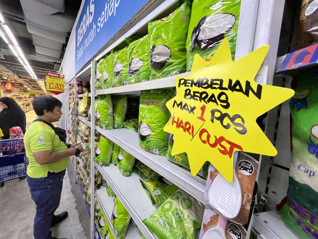 Petugas menata beras premium di etalase di sebuah supermarket di Kreo, Kota Tangerang, Banten, Minggu (18/2/2024). 