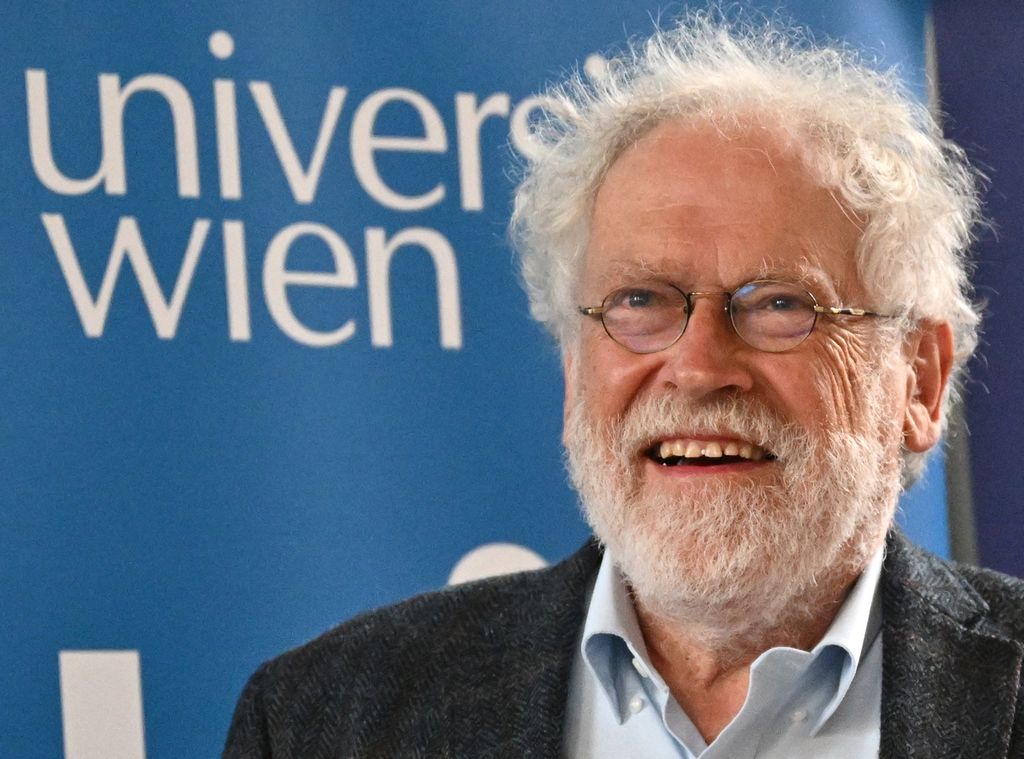 Fisikawan Austria, Anton Zeilinger, salah satu pemenang Hadiah Nobel Fisika 2022 saat menghadiri konferensi pers di Universitas Vienna di Vienna, Austria, 4 Oktober 2022. 