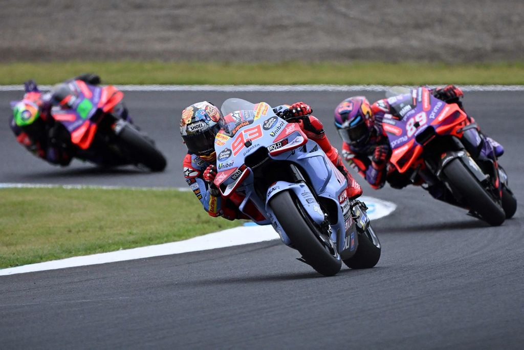 Pebalap Gresini Racing, Marc Marquez (tengah), memacu sepeda motornya pada balapan sprint MotoGP seri Jepang di Sirkuit Motegi, Jepang, Sabtu (5/10/2024). Marquez finis ketiga. 