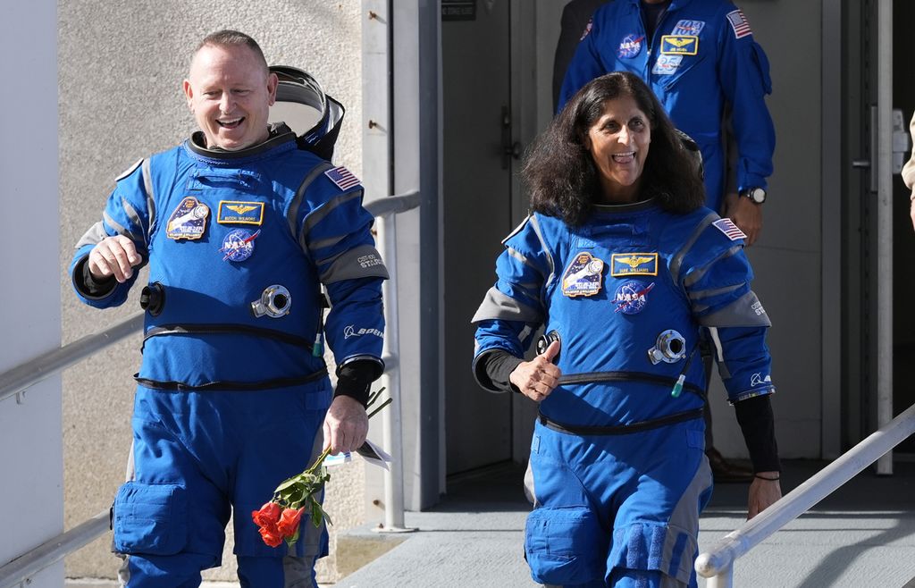 Astronot Amerika Serikat  Butch Wilmore (kiri) dan Suni Williams di pusat peluncuran antariksa Florida, AS, pada 1 Juni 2024.