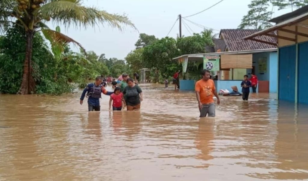 Ratusan rumah warga Kecamatan Sidomulyo, Way Sulan, dan Candipuro, Lampung Selatan, terendam banjir akibat luapan sungai dan hujan deras, Kamis (27/10/2022).