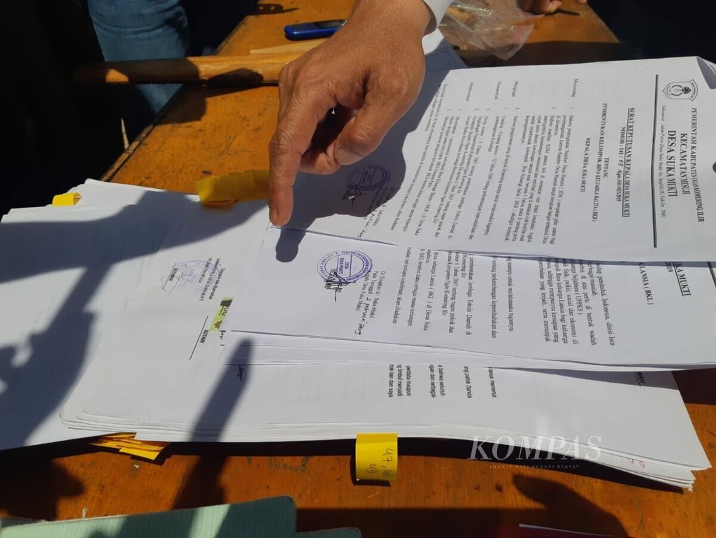 Petugas menunjukkan dokumen yang dipalsukan yang digunakan untuk mendapatkan sertifikat hak milik di sebuah lahan HGU milik perusahaan perkebunan di Kecamatan Mesuji, Kabupaten Ogan Komering Ilir, Sumsel, Senin (20/12/2021). 