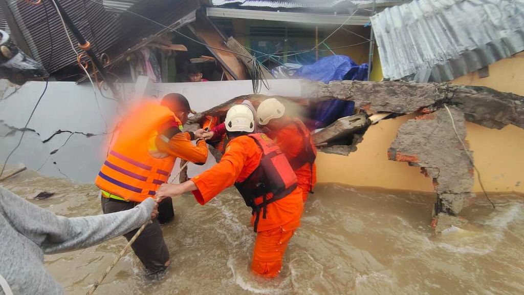 Tim gabungan mengevakuasi warga yang terdampak banjir di Kota Balikpapan, Kalimantan Timur, Rabu (16/3/2022).