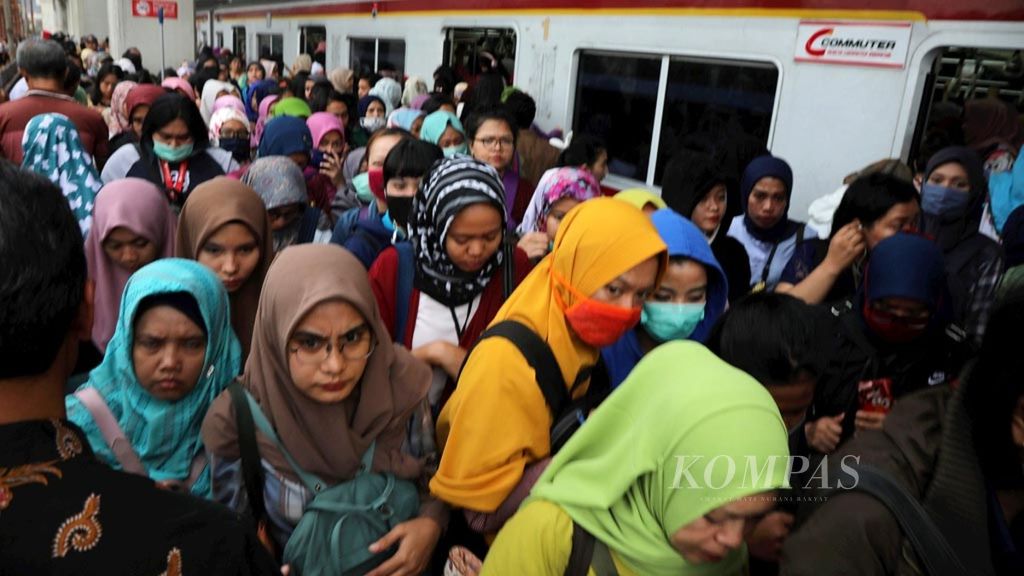 Calon penumpang KRL memadati peron Stasiun Manggarai, Jakarta Selatan, Kamis (24/1/2019). 