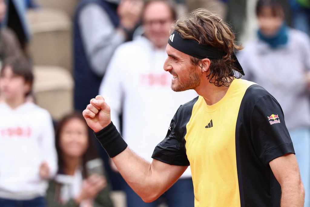 Petenis Yunani, Stefanos Tsitsipas, merayakan keberhasilannya merebut poin dari petenis Jerman, Daniel Altmaier, pada babak kedua Perancis Terbuka di Kompleks Roland Garros, Paris, Rabu (29/5/2024). Tsitsipas menang dengan skor 6-3, 6-2, 6-7 (2), 6-4.