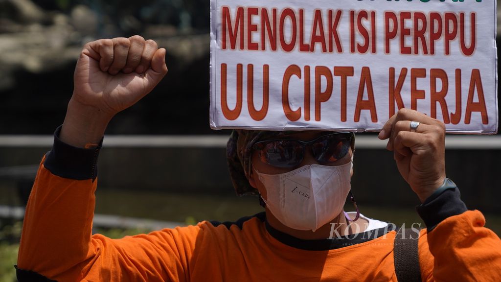 Cadres and sympathizers of the Labor Party demonstrate against the Government Regulation in Lieu of the Job Creation Law around the Arjuna Wiwaha Horse Statue, Central Jakarta, Saturday (14/1/2022).