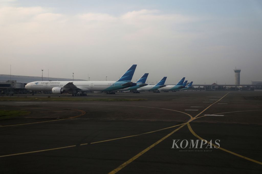 Pesawat terbang terparkir di Bandara Soekarno-Hatta, Tangerang, Banten, Jumat (10/7/2020). 