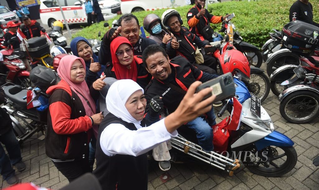 Gubernur Jawa Timur Khofifah Indar Parawansa berfoto bersama sukarelawan sebelum melepas rombongan Lintas Batas Disabilitas di Kantor Gubernur Jawa Timur, Surabaya, Selasa (28/11/2023). 