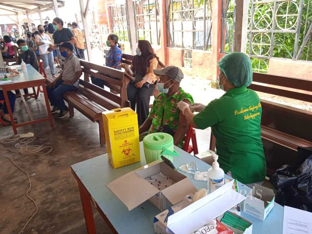 Pemberian vaksin Covid-19 di salah satu puskesmas di Kota Jayapura, Papua, pada 6 Mei 2021.