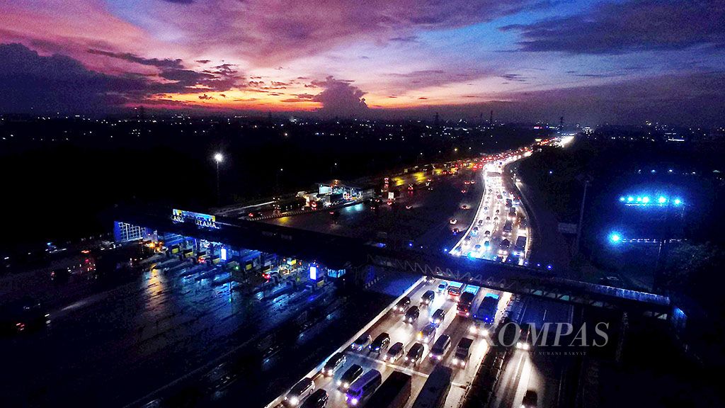 Kendaraan memadati Jalan Tol Jakarta-Cikampek di sekitar Gerbang Tol Cikarang Utama, Jumat (22/12) petang. Jumlah kendaraan yang melintas di Cikarang Utama pada arus puncak liburan akhir tahun diperkirakan 103.000 kendaraan atau naik 32 persen dari hari biasa.