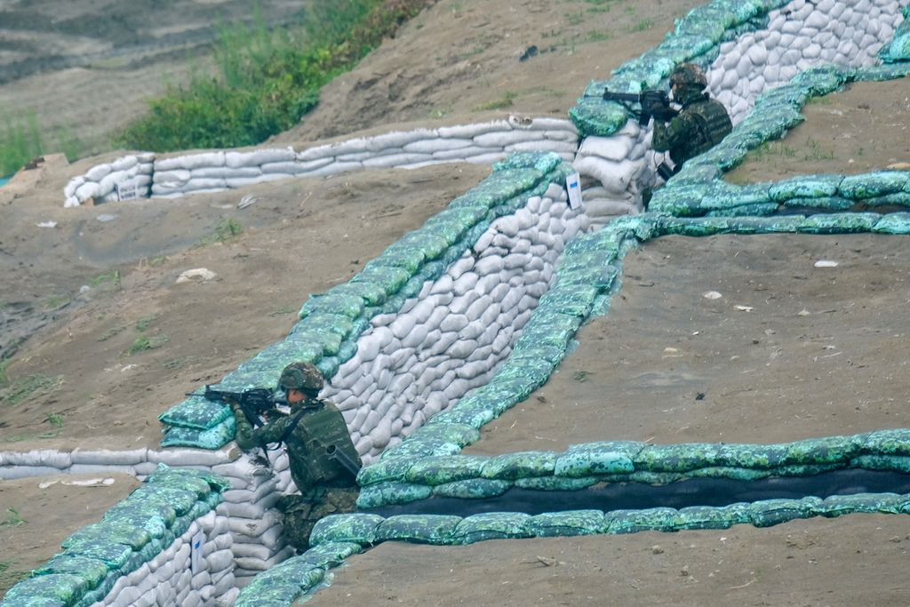 Tentara Taiwan berjaga di parit saat latihan antipendaratan tahunan Han Guang di pantai Bali, New Taipei City, Taiwan, 27 Juli 2023. 