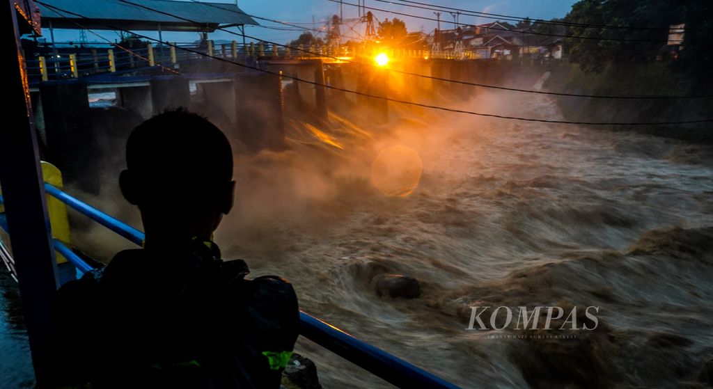  The heavy flow of the Ciliwung River at the gate of the Katulampa Dam dam, Bogor City, West Java, Wednesday (4/5/2022) evening. Heavy rains in the upstream area of the river made the river level rise.