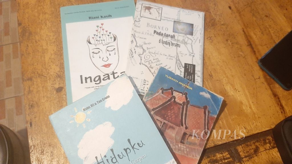 Beberapa buku yang dibawa saat pegiat literasi Kota Pontianak dan Kabupaten Kubu Raya, Kalimantan Barat, berbuka puasa bersama, Sabtu (16/3/2024),