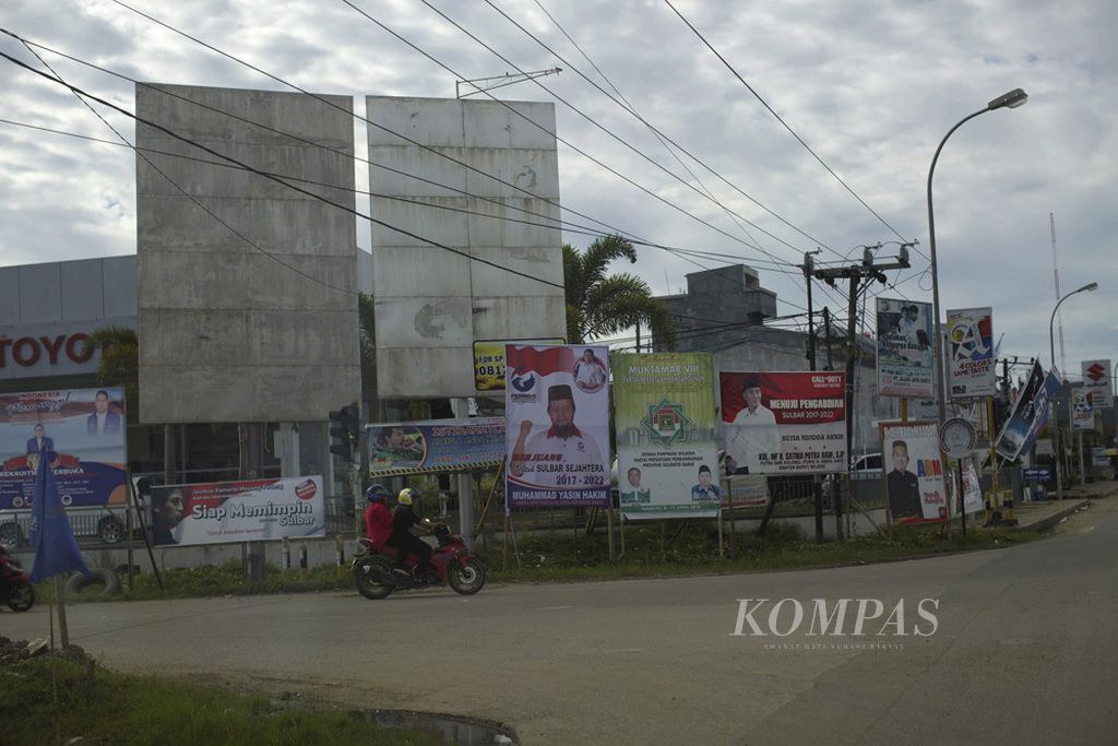 Spanduk bakal calon gubernur Sulawesi Barat 2017-2022 terpasang di salah sudut Kota Mamuju, Sulawesi Barat, Kamis (28/4/2016).