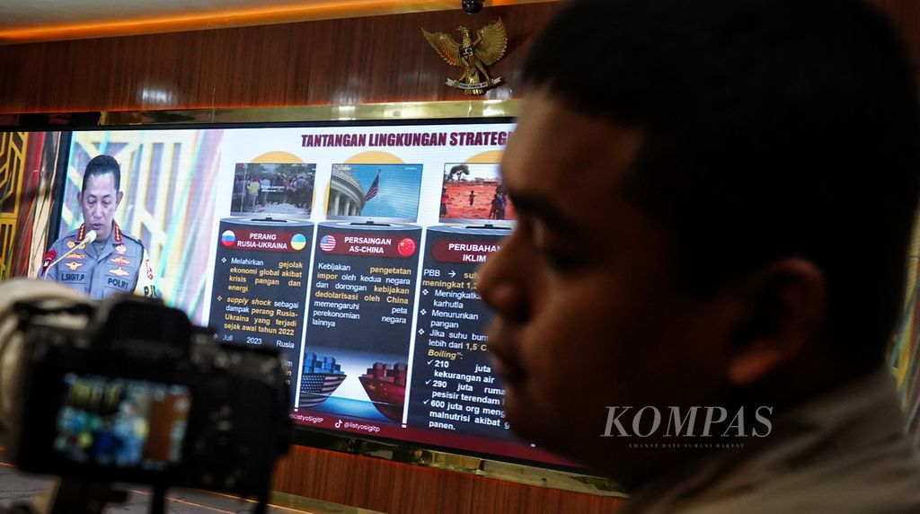 Beberapa materi paparan Kapolri Jenderal (Pol) Listyo Sigit Prabowo yang ditampilkan di layar saat Rilis Akhir Tahun 2023 di Ruang Rupatama Markas Besar Kepolisian Negara Republik Indonesia, Jakarta, Rabu (27/12/2023). 