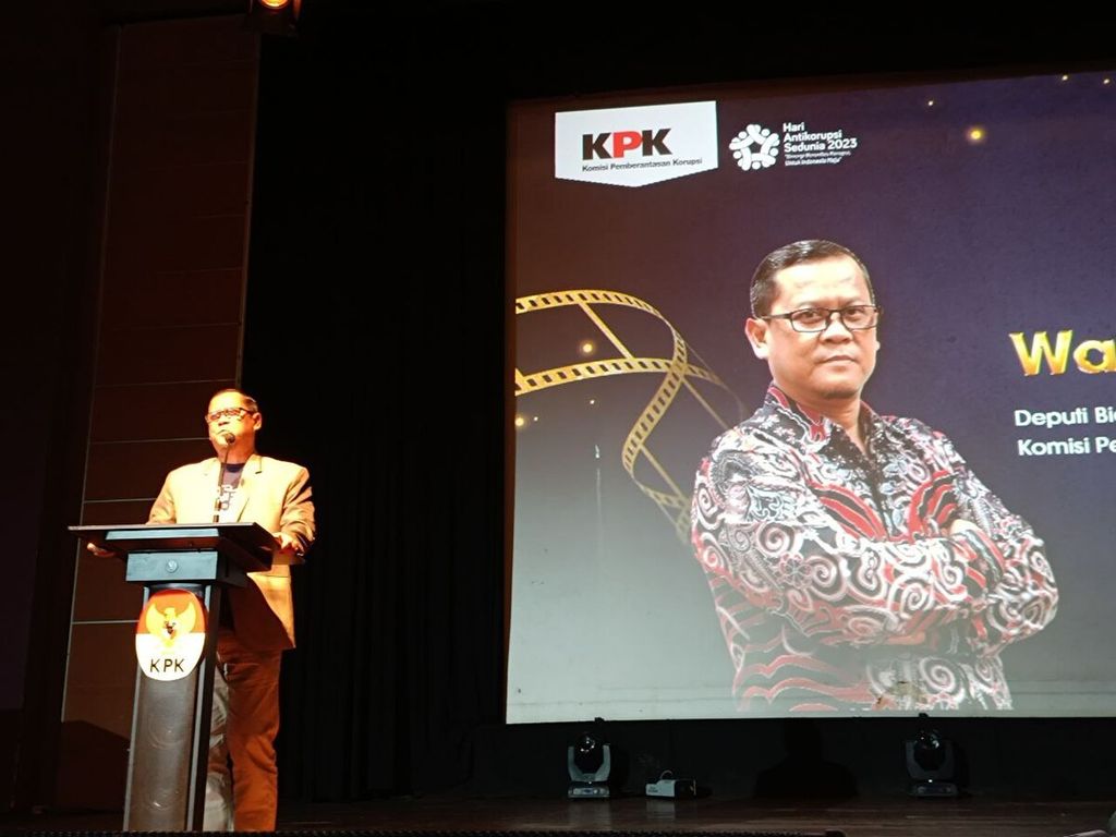 Deputi Pendidikan dan Peran Serta Masyarakat KPK Wawan Wardiana memberikan sambutan dalam acara penghargaan Anti Corruption Film Festival (ACF Fest 2023) di Gedung Pusat Perfilman Usmar Ismail, Jakarta, Jumat (8/12/2023).
