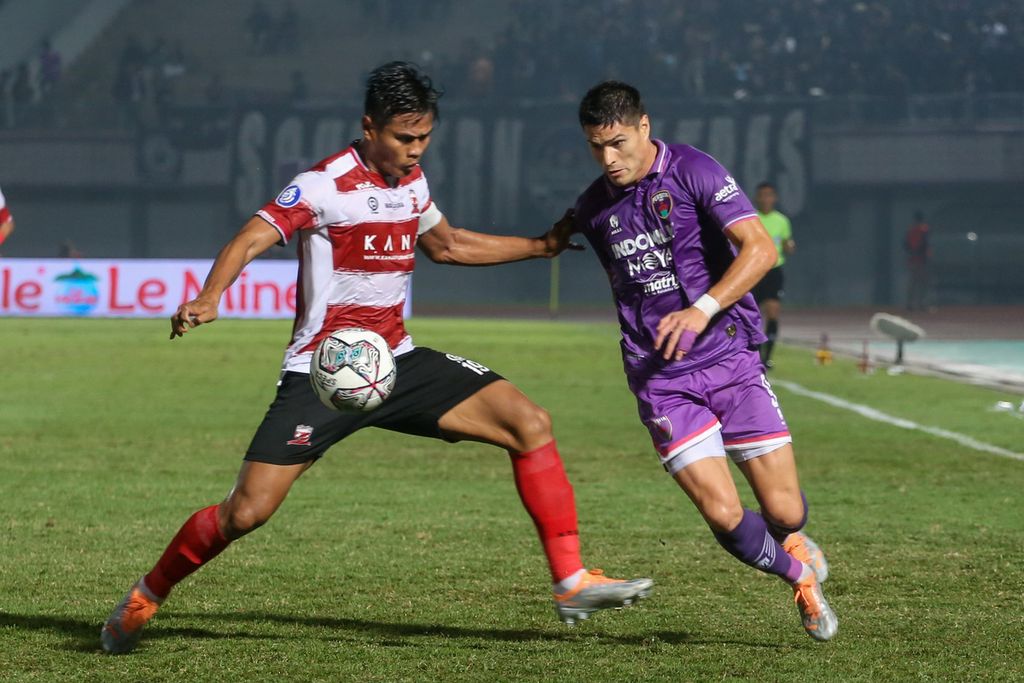 Pemain Persita Tangerang, Ramiro Fergonzi (kanan), berebut bola dengan pemain Madura United, Fachruddin, pada lanjutan BRI Liga 1 Indonesia di Arena Indomilk, Tangerang, Banten, Jumat (2/9/2022). Madura United menang, 1-0.