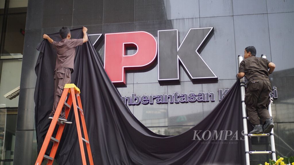 Pegawai dan pimpinan Komisi Pemberantasan Korupsi menggelar aksi penutupan logo dan tulisan penanda di Gedung KPK, Jakarta, Minggu (8/9/2019).