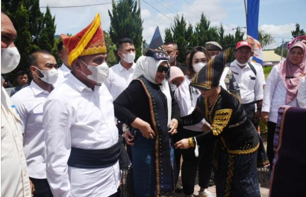 Gubernur Sumatera Utara Edy Rahmayadi (kedua dari kiri) disambut saat kunjungan kerja ke Kabupaten Pakpak Bharat, Sumatera Utara, Rabu (23/7/2022).