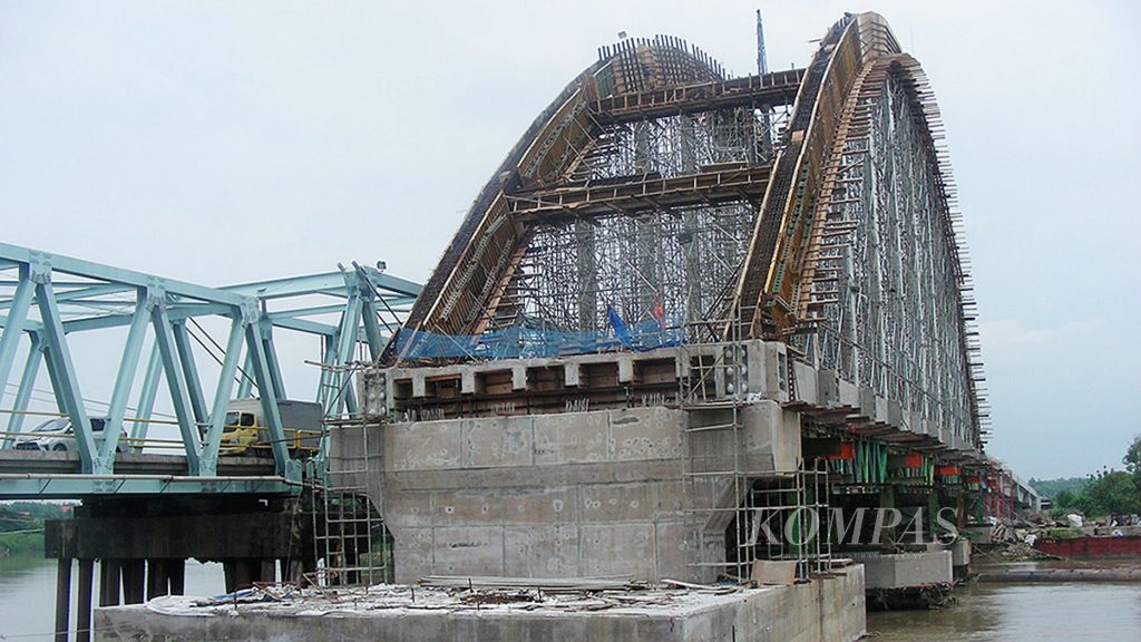 Proyek jembatan baru Sembayat di Bungah, Kabupaten Gresik, Jawa Timur, dilanjutkan pada 2018. Konstruksi jembatan tahap pertama membentang sekitar 350 meter.