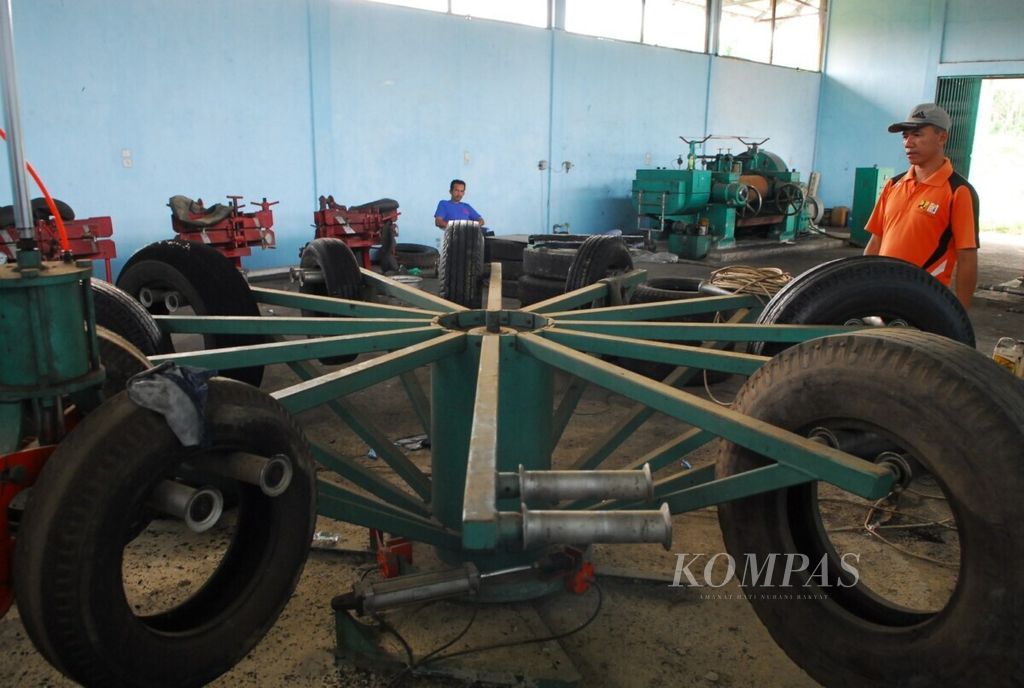 Various types of rubber processing machines and equipment are idle at a tire retread compound factory in Pelawan Village, Singkut District, Sarolangun Regency, Jambi, Wednesday (12/7/2017). Since it was inaugurated in 2015, the processing business has not been running because the managing farmers have been hampered by capital.