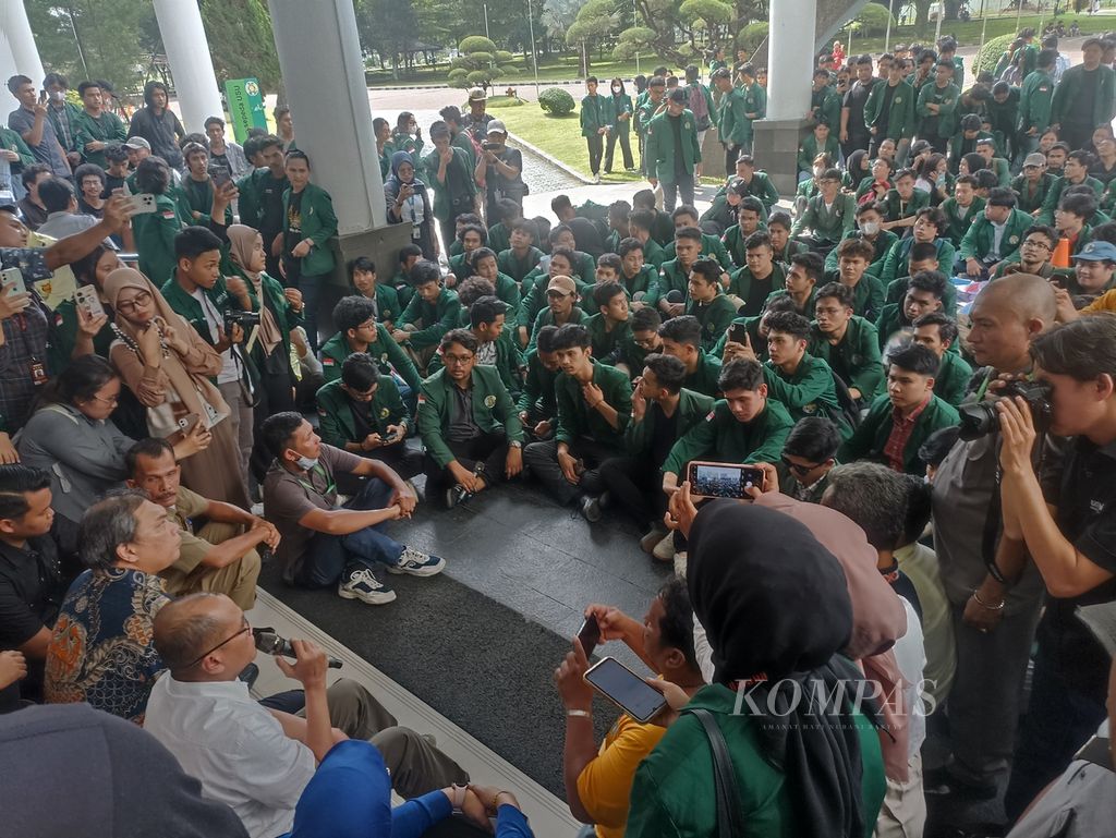 Mahasiswa Universitas Sumatera Utara berdialog dengan para Wakil Rektor USU saat berunjuk rasa menolak kenaikan uang kuliah tunggal sebesar 30-50 persen di Kantor Biro Rektor USU, Medan, Rabu (8/5/2024). 