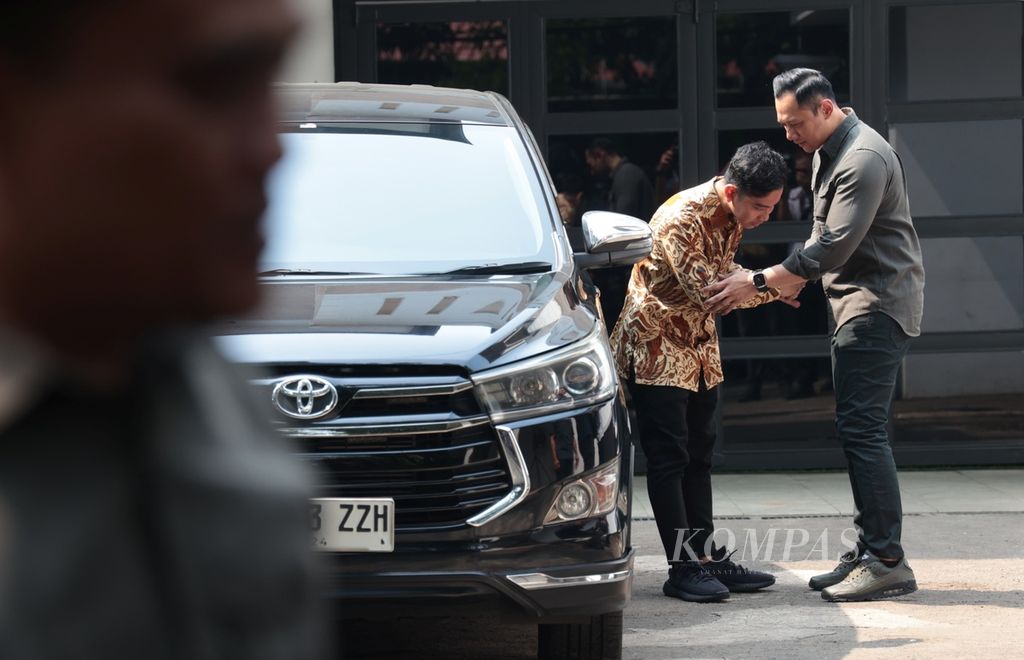 Wali Kota Solo Gibran Rakabumin Raka (kiri) bertemu Ketua Umum Partai Demokrat Agus Harimurti Yudhoyono (AHY) di kediaman AHY, Jakarta, Minggu (22/10/2023). Pertemuan tertutup itu berlangsung selama satu jam.