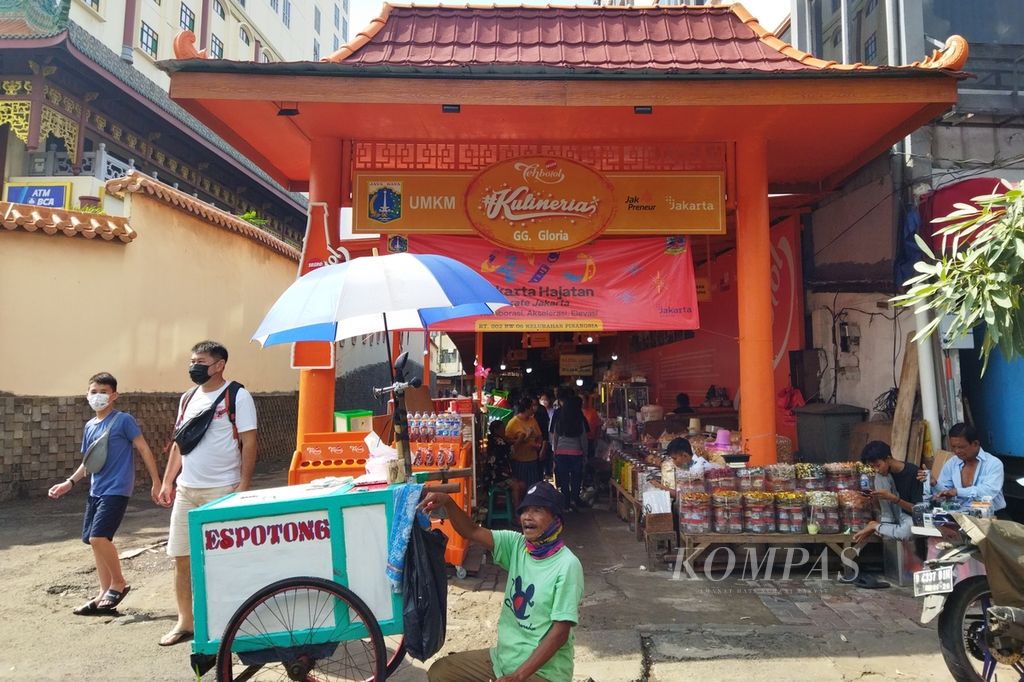 Tersedia sentra UMKM di kawasan Pecinan Pancoran, Glodok, Jakarta Barat, bagi pengunjung yang ingin berbelanja. Sentra UMKM ini banyak dikunjungi warga, Minggu (3/6/2022).