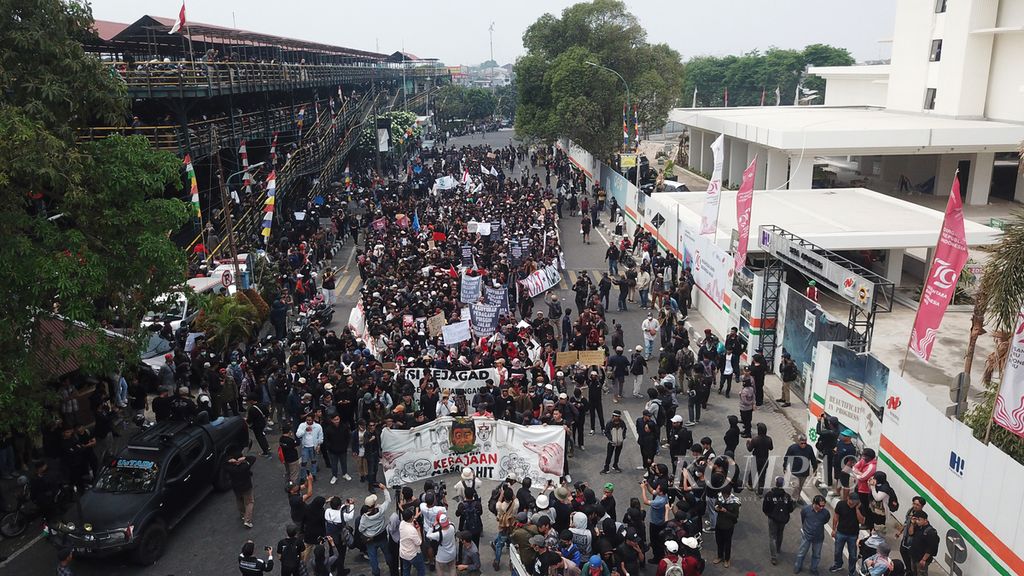 Pengunjuk rasa berbaris menuju Jalan Malioboro, Yogyakarta, Kamis (22/8/2024). Demonstran dari sejumlah elemen menggelar aksi untuk menuntut DPR menghentikan proses perubahan UU Pilkada.