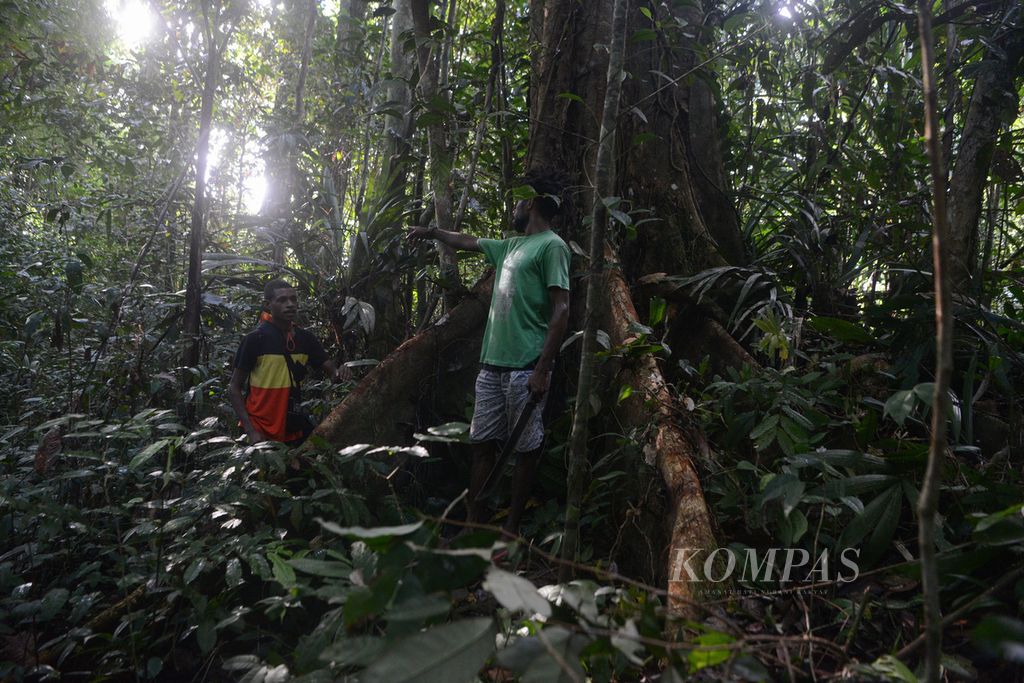 Warga menyusuri hutan desa di Kampung Sira, Sorong Selatan, Papua Barat, Rabu (9/6/2021). Masyarakat desa itu dipercaya mengelola hutan desa yang terus dijaga kelestariannya di sekeliling permukiman mereka.