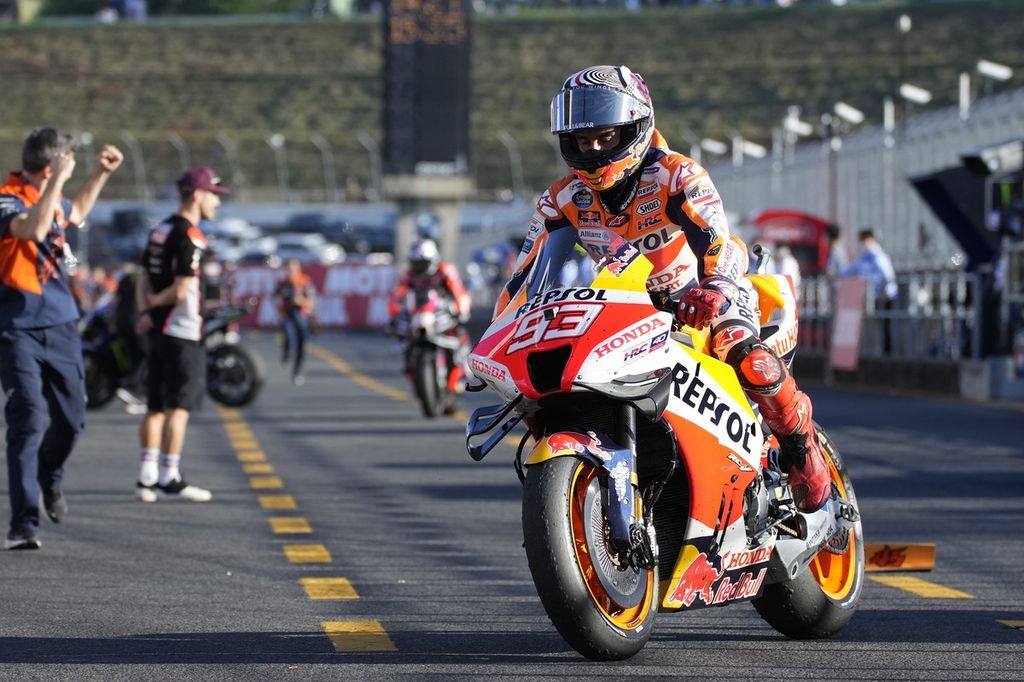 Pebalap tim Repsol Honda Marc Marquez kembali ke jalur pit usai lomba pada MotoGP seri Jepang di Sirkuit Motegi, Minggu (26/9/2022). Marquez finis di posisi keempat.