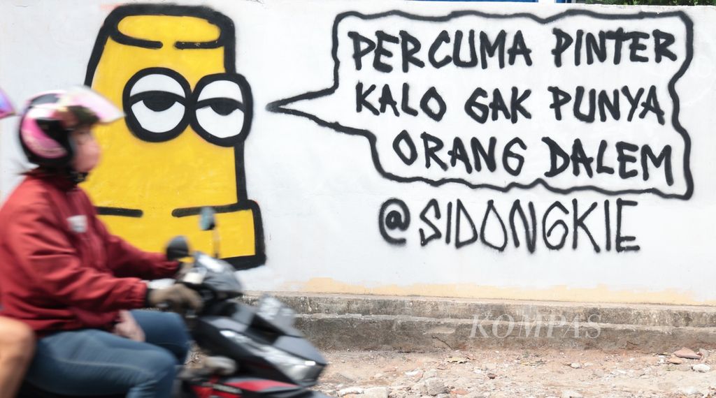 Mural tentang perilaku nepotisme yang masih kental di Tanah Air mewarnai tembok bangunan di kawasan Joglo, Jakarta, Kamis (26/1/2023). Mural menjadi salah satu media yang efektif untuk menyuarakan kritik sosial dan perilaku-perilaku menyimpang di masyarakat. 