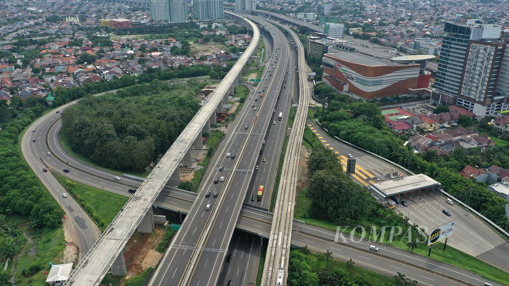 Jalan layang MBZ arah Karawang ditutup di Kecamatan Bekasi Selatan, Kota Bekasi, Jawa Barat, Selasa (3/5/2022). Sistem buka tutup diterapkan untuk mengurangi kemacetan di pertemuan jalan layang Tol MBZ dan jalur bawah Jalan Tol Jakarta-Cikampek Km 48. 