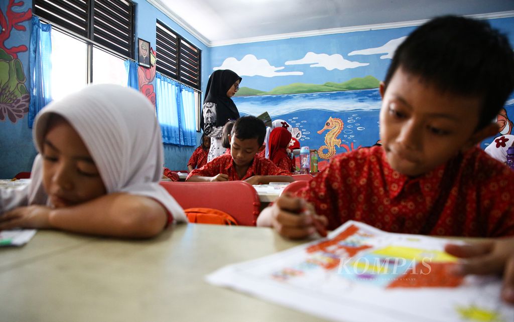 Wirda, guru honorer sejak tahun 2017, mengajar siswa kelas I di SD Negeri Larangan Selatan 02, Larangan, Kota Tangerang, Banten, Kamis (13/2/2020). 