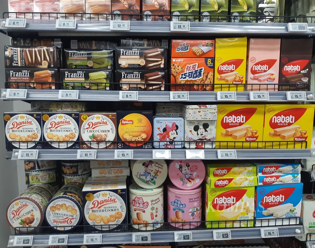 Wafer Nabati dan biskuit Danisa dijual di supermarket Wumart di Beijing, China. Defisit perdagangan RI terhadap China terus mengalami penurunan. Produk Indonesia, khususnya makanan dan minuman, semakin mudah menembus pasar China.