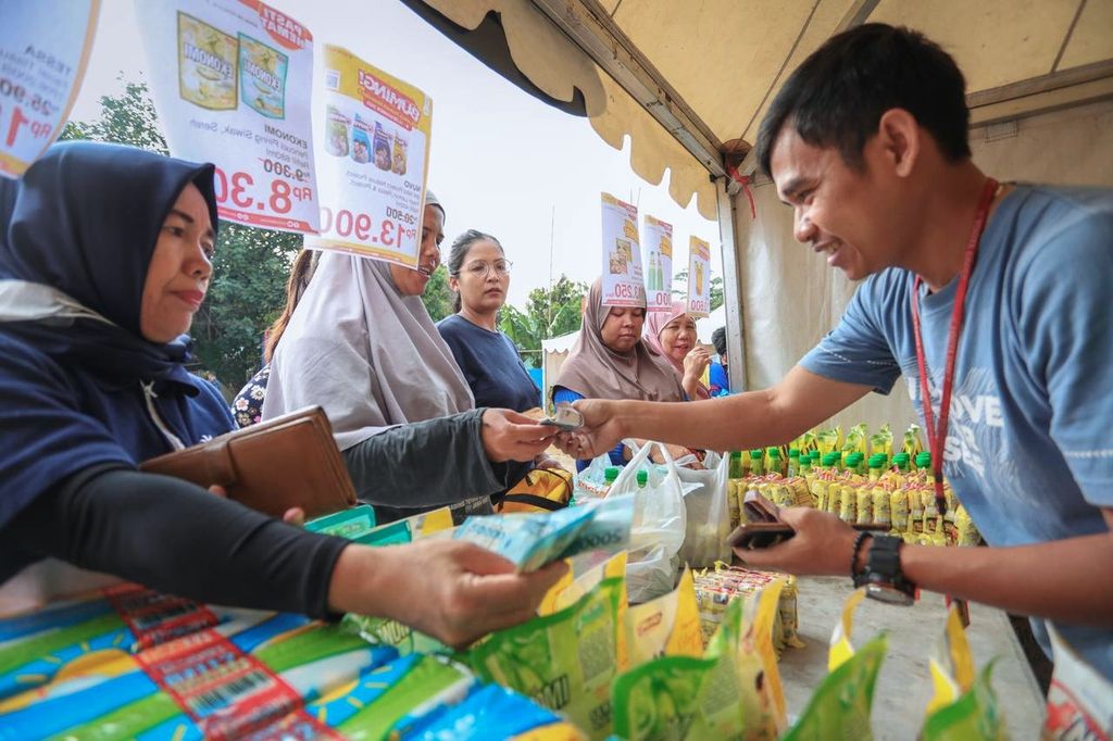 Warga berbelanja di salah satu stan pasar murah di Lapangan Gasmin, Antapani, Kota Bandung, Jawa Barat, Senin (11/12/2023). Kegiatan ini dilaksanakan Pemerintah Kota Bandung untuk mengatasi inflasi harga.