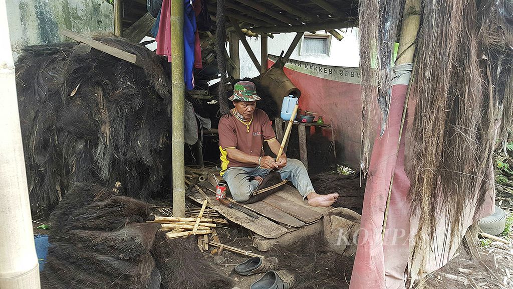 Perajin sapu ijuk di kaki Gunung Galunggung, Kabupaten Tasikmalaya, Jawa Barat, berkembang secara sederhana. Tidak ada perlindungan terhadap sumber bahan baku, yakni tangkal kawung (pohon aren), ataupun binatang musang yang  menyemai dan menyebarkan bibit pohon itu di kawasan Galunggung.