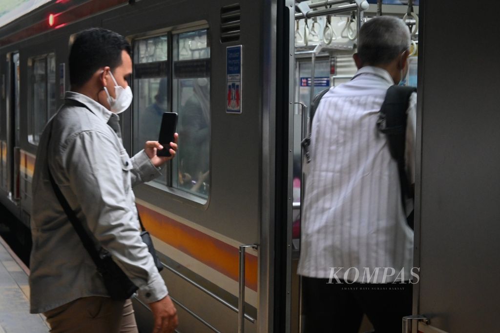 Penumpang bersiap naik ke kereta rel listrik di Stasiun Sudirman, Jakarta Pusat, pada Selasa (2/8/2022) sore pukul 16.00.