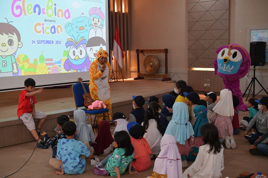 Anak-anak usia dini dan SD kelas awal menyaksikan peluncuran video animasi pembelajaran literasi numerasi Petualangan Glen dan Bina Bersama Cican, di Kantor Badan Bahasa, Rawamangun, Jakarta, Sabtu (24/9/2022). Video animasi ini sebagai salah satu bentuk literasi untuk menumbuhkan budaya literasi di kalangan anak-anak.